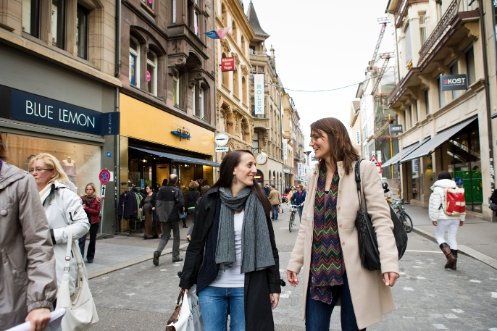 Two young women in good spirits walking along Freie Strasse in Basel.
<br/>