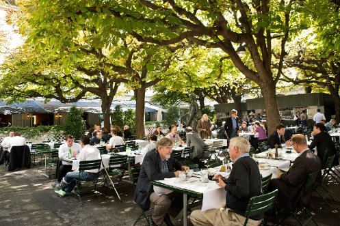 Piacevole ristorante con giardino nel centro di Basilea.