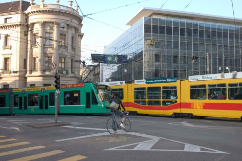 Ein BVB-Tram und ein BLT-Tram fahren am Bankverein aneinander vorbei.